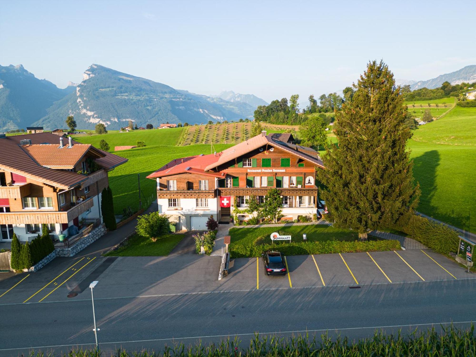 Hotel Restaurant Sunnmatt Aeschi Bei Spiez Exterior foto